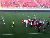 بالفيديو.. رونالدينيو يهرب من المشجعين فى مباراة استعراضية بأمريكا