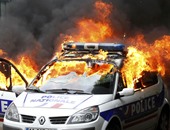 بالصور.. إحراق سيارة شرطة فى تجدد الإشتباكات مع المحتجين بفرنسا