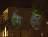 صورة لأردوغان بشارب هتلر على حائط السفارة التركية بألمانيا..ونشطاء: لقد عاد