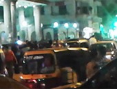 بالفيديو.. تكدس للمرور وزحمة لسائقى التوك توك أمام محطة مترو حلوان