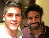 أحمد الشيخ يظفر بقميص صلاح بعد مباراة الأهلي وروما