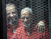 متهم بـ"فض اعتصام رابعة" يطعم محمد بديع "زبادى" داخل القفص قبل بدء الجلسة