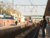 بالفيديو.. قارئ يرصد محاولة انتحار سيدة تحت عجلات القطار بمحطة وادى حوف