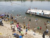 بالصور.. الأهالى يلجأون لمياه النيل بسوهاج هربا من حرارة الجو فى شم النسيم