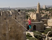 الأمريكية هيذر لارسن تُبهر العالم و تسير على الحبل بين برجين فى قلعة القدس