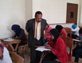 بالصور.. نائب رئيس جامعة أسوان يتفقد سير الامتحانات بالكليات