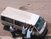 عجلات ميكروباص تسقط فى بالوعة صرف بالتجمع الخامس ومطالب بإغلاقها