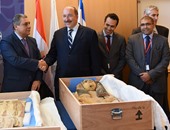 بالصور.. إسرائيل تسلم مصر رسميا قطعتين أثريتين مسروقتين منذ ثورة يناير