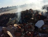 بالصور.. الأهالى يناشدون المسؤولين رفع القمامة من طريق بأكياد فاقوس الشرقية