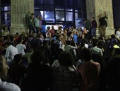 الصحفيون يتظاهرون أمام النقابة ويهتفون: "حبس الصحفى عار وخيانة"