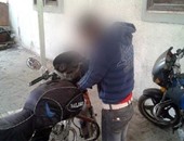 ضبط عاطل تخصص فى سرقة الدراجات النارية بمنشأة ناصر