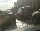 صحافة المواطن: بالصور.. شلل مرورى نتيجة انفجار ماسورة مياه بشارع صلاح سالم