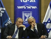 ليبرمان ينصح نتانياهو بعدم الاستقالة من منصبه حتى إذا قُدم للمحاكمة