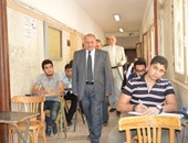 بالصور.. رئيس جامعة طنطا يتفقد امتحانات الفصل الدراسى الثانى