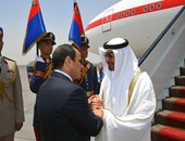 بالفيديو والصور.. ولى عهد أبو ظبى يصل القاهرة.. والسيسى يستقبله فى المطار