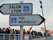 عمال مضربون يغلقون جسرا فى فرنسا احتجاجا على إصلاحات لقانون العمل