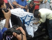 بالفيديو والصور.. محتجون يحرقون العلم الإسرائيلى على سلالم "الصحفيين"
