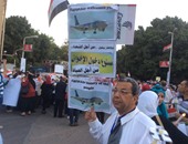 بالصور.. لافتات "ممنوع دخول الإخوان" تتصدر مسيرة لتأبين ضحايا الطائرة
