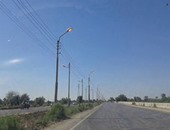 صحافة المواطن: بالصور.. أعمدة كهربائية مضاءة نهارا بطريق البرجاية فى المنيا