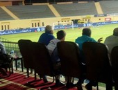السفير السويسرى يرتدى تيشيرت عمر جابر أثناء مشاهدة مباراة الزمالك