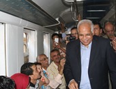 وزير النقل يتفقد محطة سيدى جابر بالإسكندرية ويستقل قطار الضواحى لأبو قير