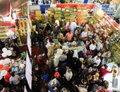 إقبال كثيف من المواطنين على معرض منتجات أهلا رمضان