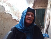 بالفيديو والصور..مسنة مات زوجها و8 من أولادها وتحلم بترميم منزلها قبل سقوطه