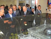 السيسي يفتتح مبنى النيابة العامة الجديد ويجتمع بالقيادات ويتسلم درعا تذكاريا