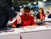 ناشط مؤيد للهجرة يرشق زعيمة معارضة فى ألمانيا بكعكة على وجهها