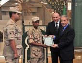 سفير السعودية بالقاهرة يقلد جنديا مصريا نوطى الشرف والتمرين من الدرجة الأولى
