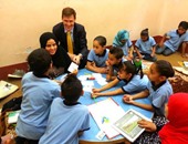 بالصور.. السفير البريطانى فى زيارة لإحدى مدارس "عزبة خير الله" بالقاهرة