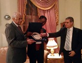 بالصور.. على عبد العال يهدى رئيس البرلمان الإفريقى درع مجلس النواب المصرى