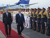 شريف إسماعيل على رأس مستقبلى  رئيس الوزراء المجرى بمطار القاهرة