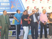 بالصور.. محافظ جنوب سيناء يسلم كأس بطولة الكرة الشاطئية لمنتخب الإمارات