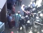 تداول فيديو لضابط شرطة يعتدى على سيدة بالعصا خلال إزالة عقارات تل العقارب