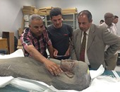 بالصور.. بدء أعمال فض تغليف الآثار الواردة من الإسكندرية للمتحف الكبير