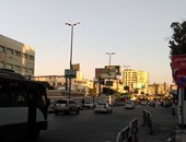 بالصور.. أعمدة الكهرباء مضاءة فى وضح النهار بشارع البطل أحمد عبد العزيز