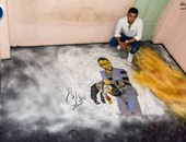 مصرى يصور مأساة سوريا بالبن والنار.. وآخر يطبعها على أرضية غرفته
