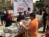 بالصور.. "كيبلر" بتجارة القاهرة ينظم معرض كتب مجانيا لمحاربة الفكر المتطرف