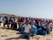 بالصور..حملة نظافة بشاطئ أصيلة فى مرسى علم للتوعية بأهمية الحفاظ على البيئة