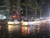 بالفيديو والصور.. كسر ماسورة مياه بشارع فيصل وتوقف حركة المرور