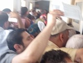 بالفيديو..تكدس المواطنين أمام مكتب تموين أبو قير بسبب سوء التنظيم