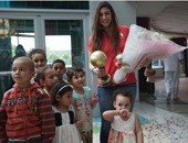 بالصور.. بطلة العالم نور الشربيني ترسم البسمة على وجوه أطفال مستشفى 57357