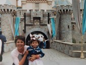 كريس جينر تنشر صورة قديمه مع ابنتها كيلى فى "Disneyland"