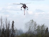 كندا تستخدم طائرات الإطفاء لمحاولة السيطرة على حرائق الغابات