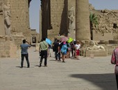 إقبال كثيف من الأجانب على معبد الكرنك وارتفاع الحرارة يمنع المصريين