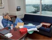 وزير الخارجية الأمريكى ينشر صورته على الفراش بعد كسر قدمه