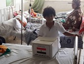 القوات البحرية توزع كراتين مواد غذائية على أهالى أطفال مستشفى الشاطبى