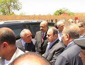 وزير الداخلية يزور مصابى حادث الكرنك ويلتقى الضباط لمناقشة الخطط الأمنية
