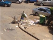 "واتس آب اليوم السابع": عامل نظافة يلقى القمامة بالشارع فى مصر الجديدة